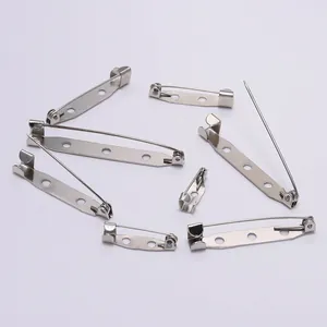 Détail de supports de broche argentés avec trous pour la création de bijoux DIY et artisanat