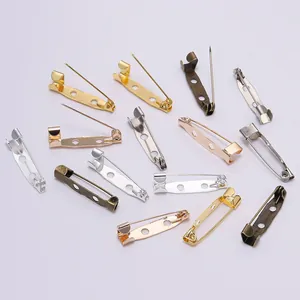 Vue détaillée des broches métalliques multicolores avec trous pour accessoires de bijoux