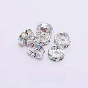 Vista macro di perle distanziatrici in argento con strass AB colorati per gioielli fai da te
