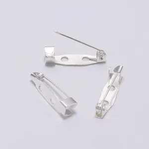 Vue macro d'épingles de sûreté en fer argenté à deux trous pour bijoux DIY