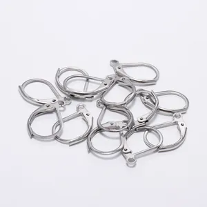 Vue macro de crochets de boucles d'oreilles dormeuses en acier pour bijoux DIY