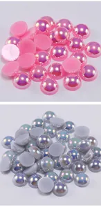 Vue macro de demi-perles AB irisées roses et argentées pour le nail art et le bricolage