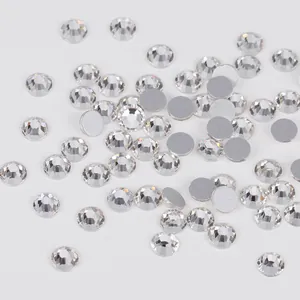 Detail van heldere witte ronde steentjes met zilveren achterkant voor DIY-nagelkunst