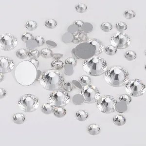 Macro-opname van witte gefacetteerde ronde strass steentjes met zilveren achterkant