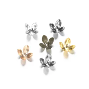 Dettaglio di copriperla a petali conici in varie finiture metalliche per gioielli fai da te