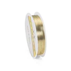 Gros plan sur un fil de cuivre doré de 0,3 mm sur bobine pour création de bijoux DIY