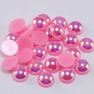 Vue macro détaillée de perles demi-rondes rose aurora pour nail art et bricolage