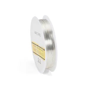 Gros plan d'un fil de cuivre argenté de 0,3mm sur bobine pour la création de bijoux DIY