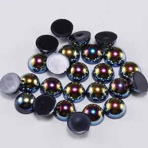 Vue macro de demi-perles irisées AB à dos plat pour le nail art et les loisirs créatifs
