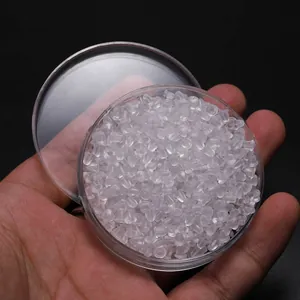 Set di tappi per orecchini in silicone trasparente in una scatola di plastica su nero