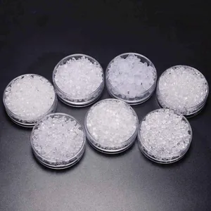 Dettaglio di chiusure per orecchini in silicone trasparente in 7 scatole di plastica trasparente