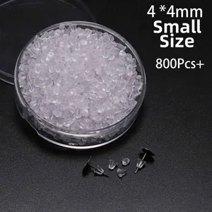 Macro-opname van 800 kleine siliconen oorbelstoppers in een ronde plastic opbergdoos