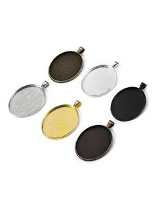 Vista macro di sei basi per ciondoli ovali in varie finiture metalliche per gioielli fai da te