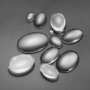 Dettaglio di cabochon in vetro ovale trasparente in varie dimensioni per gioielli