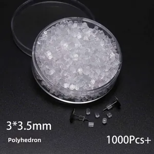 Detail van 1000 stuks 3x3,5mm polygoon siliconen oorbelstoppers in een plastic doosje