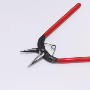 Detailansicht der DIY-Schmuckzange mit roten Antirutschgriffen und gebogener Spitze