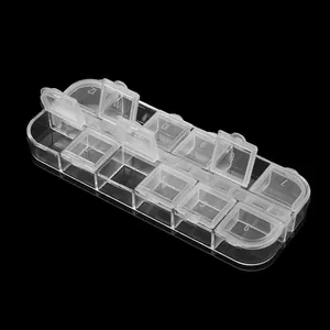 Detalle de la caja transparente con 12 compartimentos numerados para accesorios de uñas