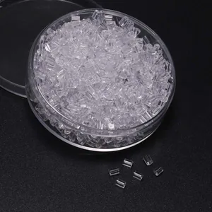 Set di tappini per orecchini in silicone trasparente in una scatola tonda su fondo nero