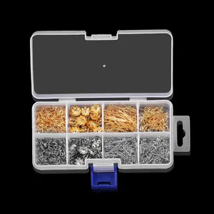 Detalle de caja de 10 compartimentos con accesorios para joyas en oro y plata