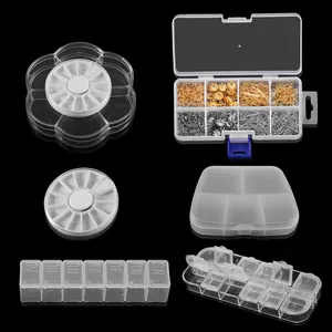 Varias cajas organizadoras de plástico transparente con compartimentos para joyería