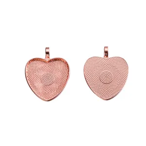 Dettaglio di basi per ciondoli a forma di cuore in lega d'oro rosa per gioielli fai da te