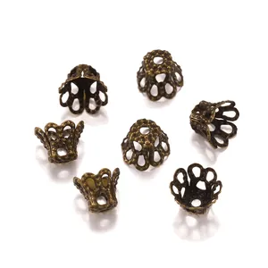 Détail macro de coupelles de perles en bronze vintage avec motif floral pour bijoux DIY