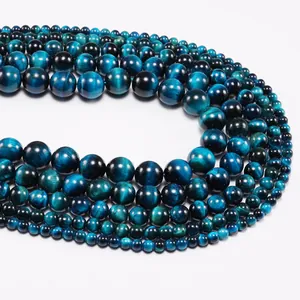Dettaglio di perline in occhio di tigre blu con naturale effetto gatteggiamento