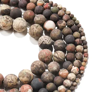 Macro-opname van matte natuurlijke bloemagaatkralen in aardetinten voor DIY-sieraden