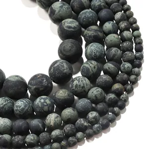 Macro-opname van matgroene stenen kralen met natuurlijke textuur voor DIY-sieraden maken