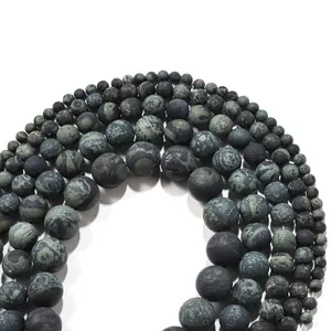 Macro-opname van matte Kambaba Jaspis kralen in diverse maten voor DIY sieraden maken