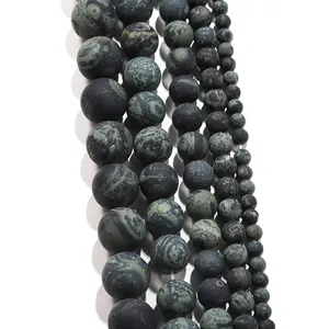 Macro-opname van matgroene stenen kralen in diverse maten voor DIY-sieraden