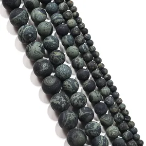 Matte groene Kambaba Jaspis kralen in diverse maten voor DIY sieraden op een witte achtergrond