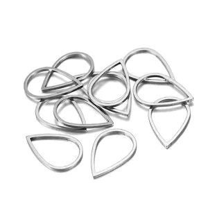 Vue macro des pendentifs goutte en acier inoxydable pour création de boucles