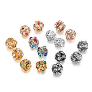 Macro-opname van kleurrijke strassteentjes holle kralen voor doe-het-zelf sieraden