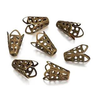 Vue détaillée de calottes de perles évidées en bronze vintage pour création de bijoux