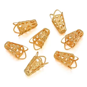 Gros plan de calottes de perles dorées creuses texturées pour la création de bijoux