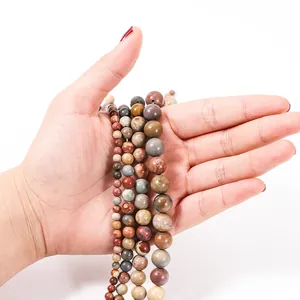 Makrodetail von natürlichen Picasso-Steinperlen mit gemischten Texturen für Schmuck DIY