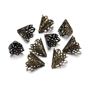 Vue macro des calottes de perles fleurs évidées en bronze vintage pour bijoux DIY