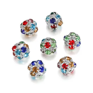Macro detail van kleurrijke strass kralen voor DIY sieraden maken en knutselen