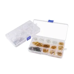 Detalle macro del kit de joyería DIY con cuentas, accesorios y cajas de almacenamiento