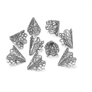 Détail macro de 9 coupelles à perles en forme de fleur argentée pour la création de bijoux