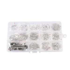 Vista macro del kit de joyería DIY con perlas de imitación y accesorios metálicos plateados