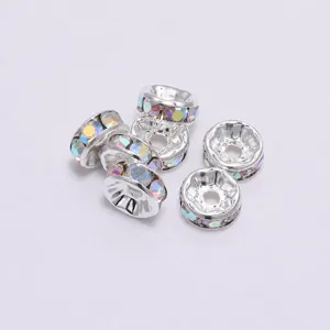 Détail macro de perles d'espacement argentées avec strass AB irisés pour bijoux DIY