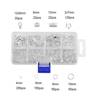 Makro-Detail von silbernem DIY-Schmuck-Set mit Karabinern und Ringen in 8er-Box