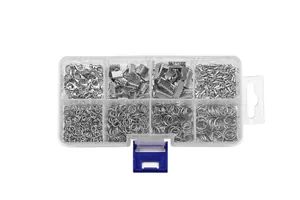 Detailset aus silbernen Karabinern und Biegeringen in einer klaren 8-Gitter-Box