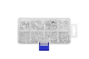 Nahaufnahme der silbernen Karabinerverschlüsse und Biegeringe in der Kunststoffbox
