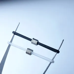 Makroaufnahme schwarzer und weißer Silikon-Brillenkettenschlaufen mit Metallspirale