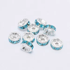Vue macro de perles d'espacement en strass bleu ciel pour création de bijoux DIY