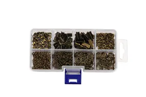 Schmuckbastelset mit bronzefarbenen Karabinerverschlüssen und Ringen in einer Box