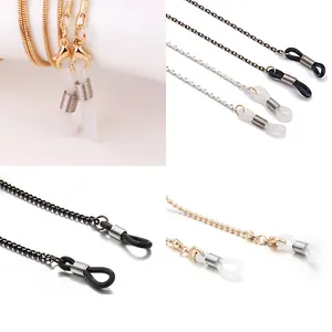 Detaillierte Nahaufnahme von Brillenkettenschlaufen mit Silikonringen und Metallverschlüssen